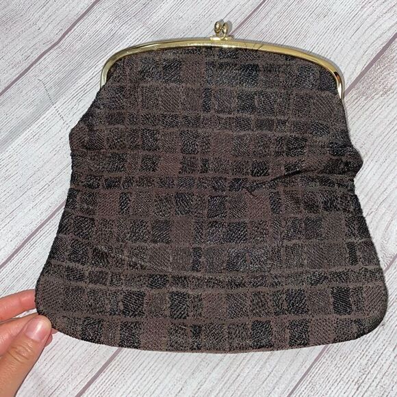 Vintage fold over clutch w/metal clasp closure & satin lining - Picture 3 of 8